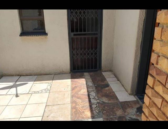 4 BEDROOM HOUSE FOR SALE IN MEADOWLANDS WEST